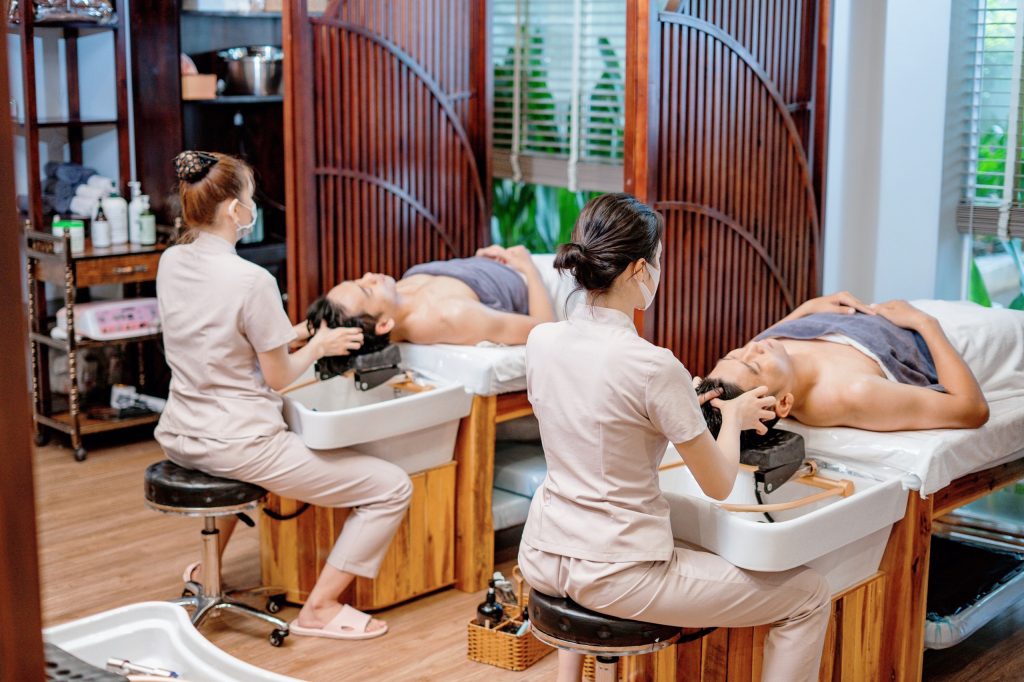 Gội đầu dưỡng sinh tại Winston kết hợp massage và bấm huyệt rất thoải mái.