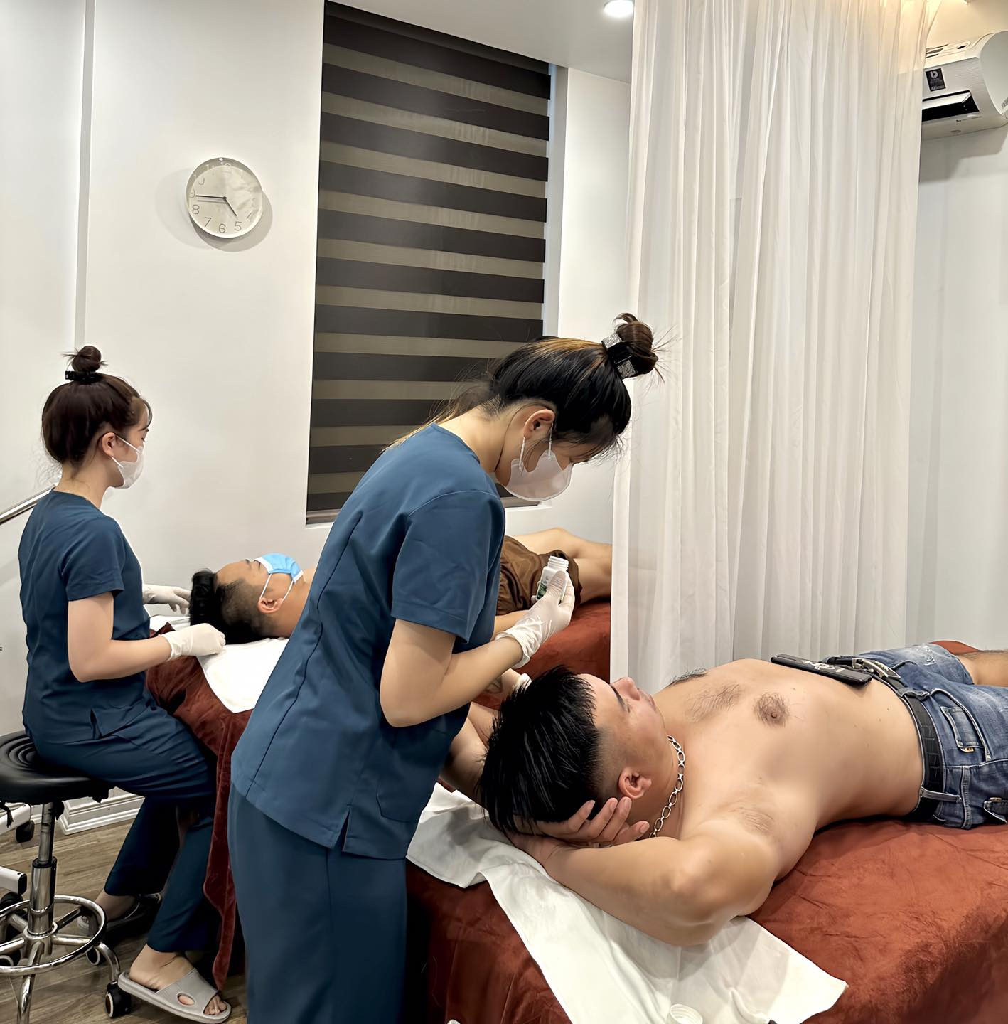 Điều trị mụn cho nam bao gồm công đoạn soi da và tư vấn 