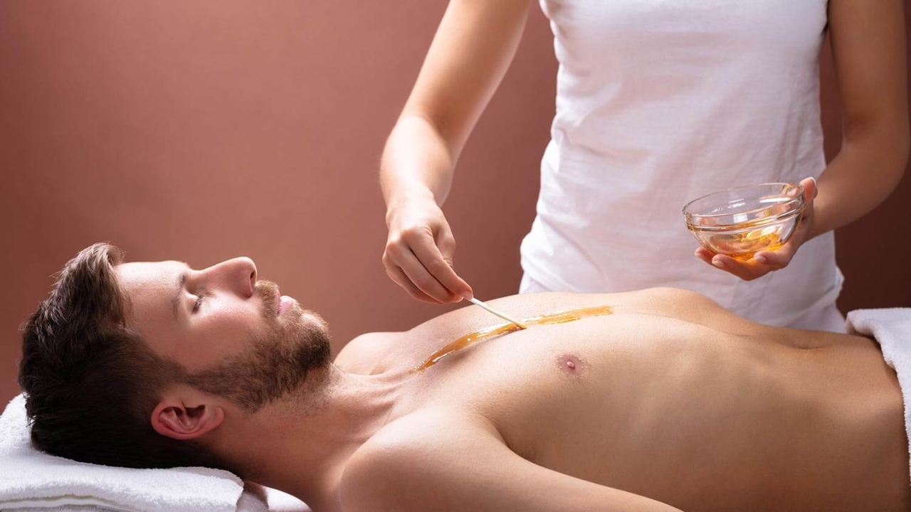 Wax lông được cho là phù hợp với tình trạng rậm lông của nam giới 