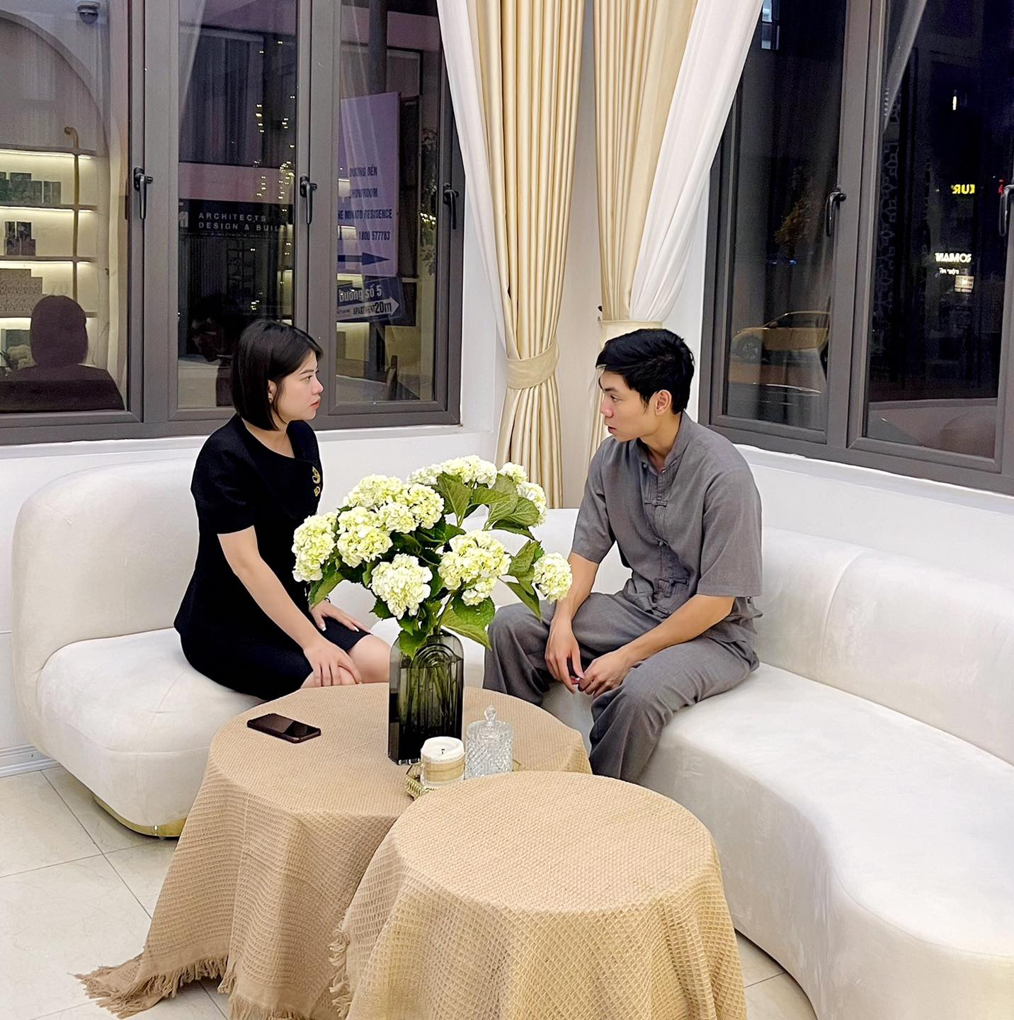 Khách hàng đang được tư vấn tại Thẩm mỹ nam Winston 