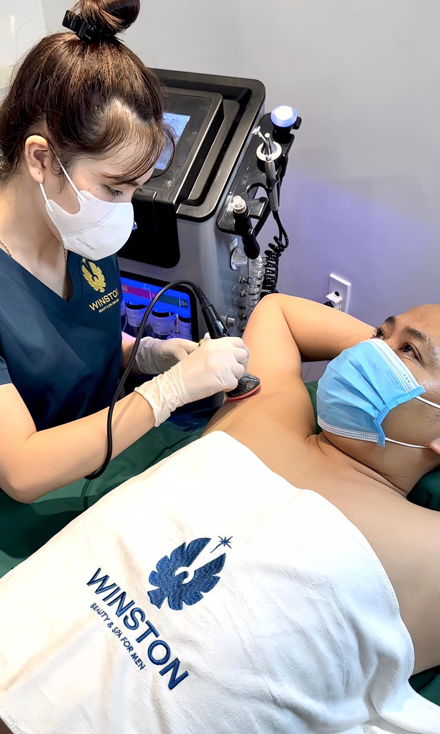 Khách hàng đang tận hưởng dịch vụ tại Thẩm mỹ nam Winston