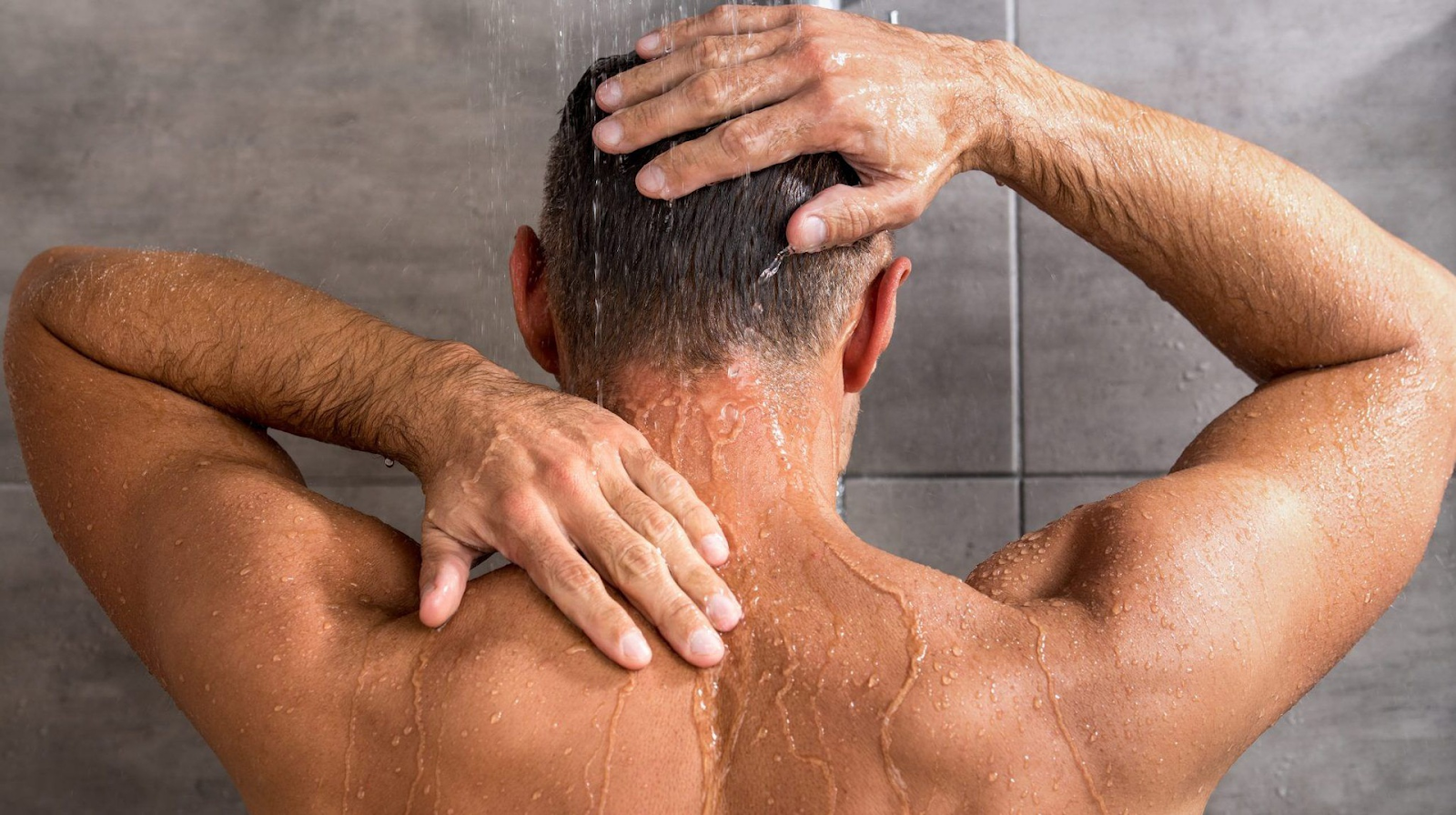 Tắm rửa thường xuyên giúp hỗ trợ điều trị mụn lưng nam