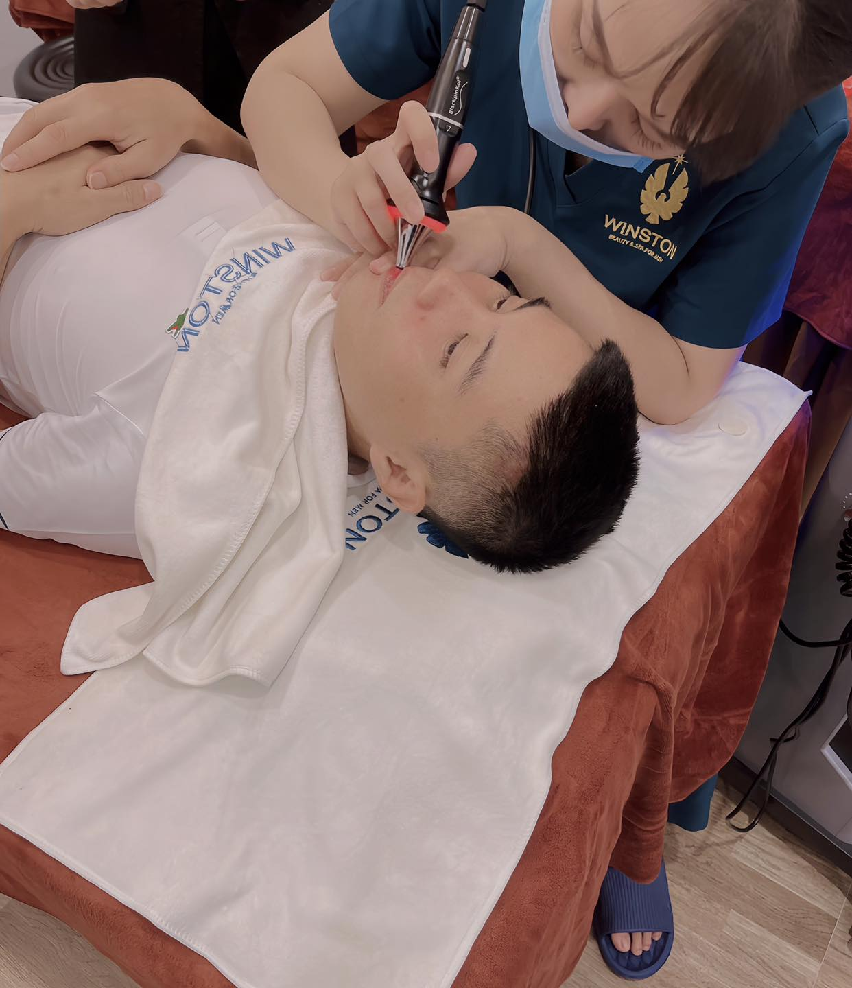 Chăm sóc da tại Thẩm mỹ nam Winston đảm bảo vệ sinh và tiện nghi 