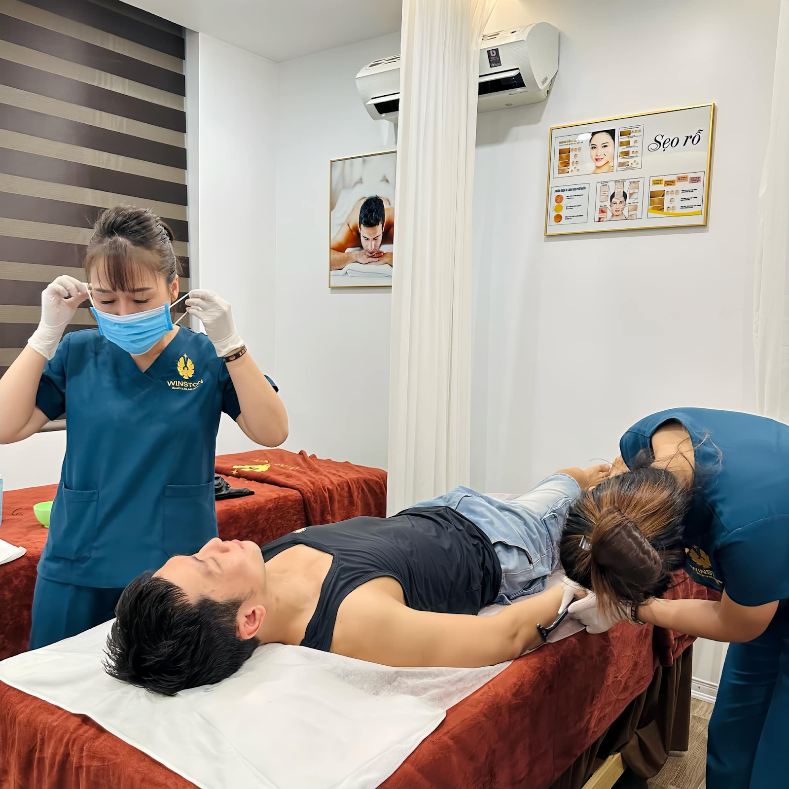 Khách hàng nhận điều trị tại Thẩm mỹ nam Winston