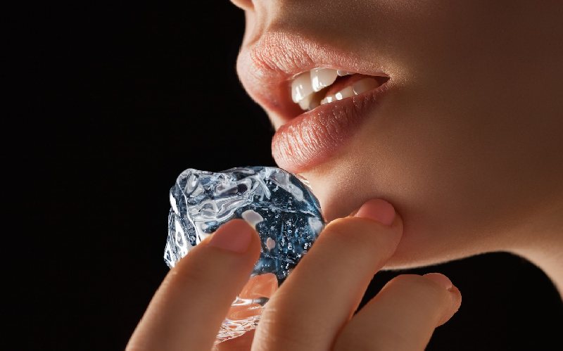 Trị mụn bằng đá lạnh và nước hoa hồng