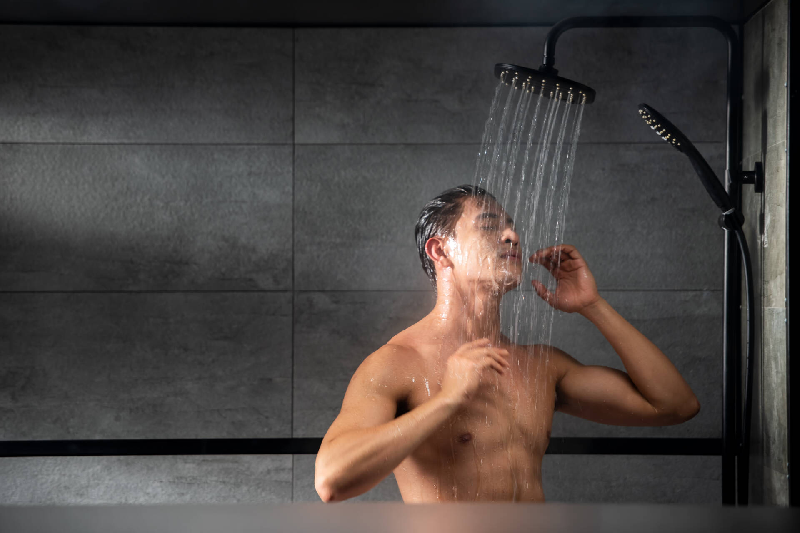 Tắm rửa sạch sẽ cải thiện mùi hôi dưới nách