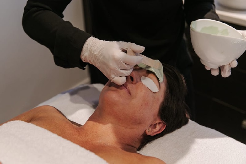 Winston điều trị mụn nam trên quy trình chuyên nghiệp