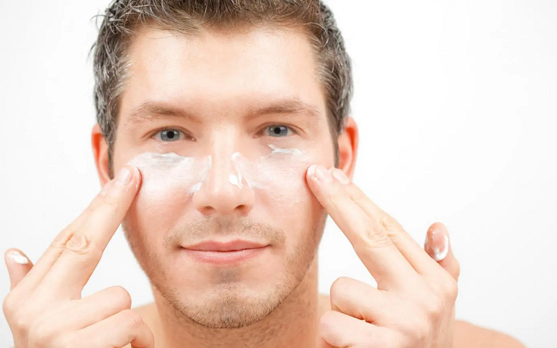 Trị mụn ẩn cho nam giới cần vệ sinh da mặt mỗi ngày