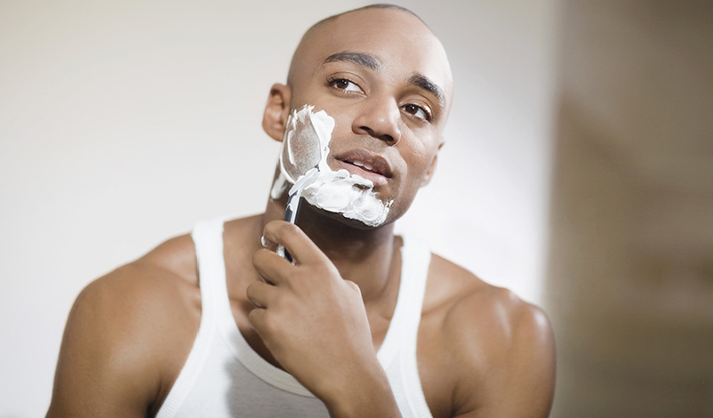 Viêm nang lông ở nam giới có thể do cạo lông/ râu gây ra