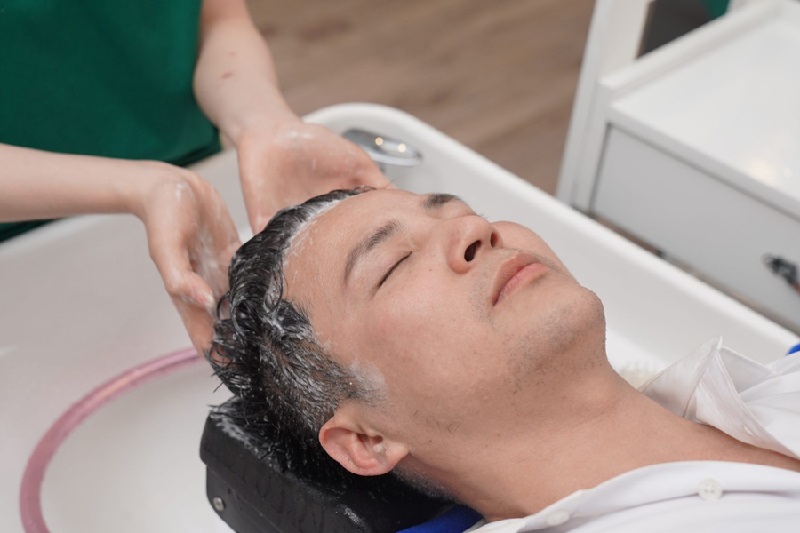 Nam giới gội đầu dưỡng sinh giúp giảm đau mỏi cổ, vai, gáy