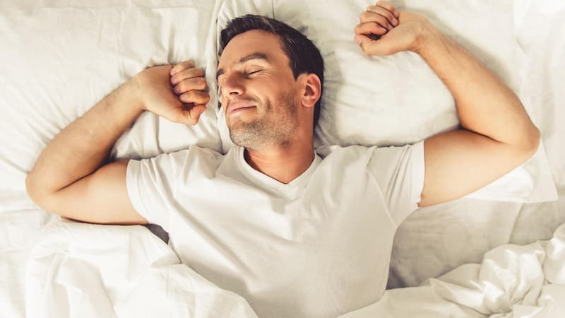 Ngủ đủ giấc cũng là biện pháp chăm sóc da vùng mắt hiệu quả