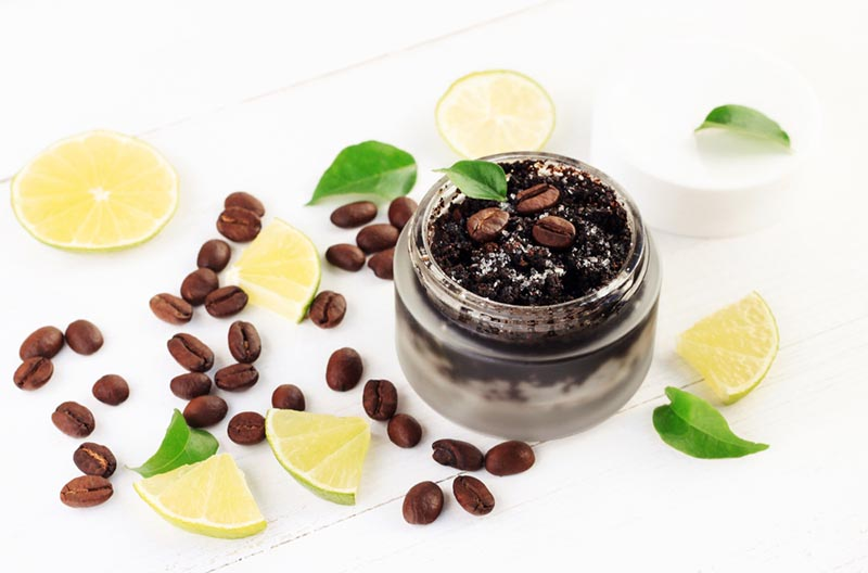 Nên kết hợp chanh và cà phê khử thâm môi hiệu quả