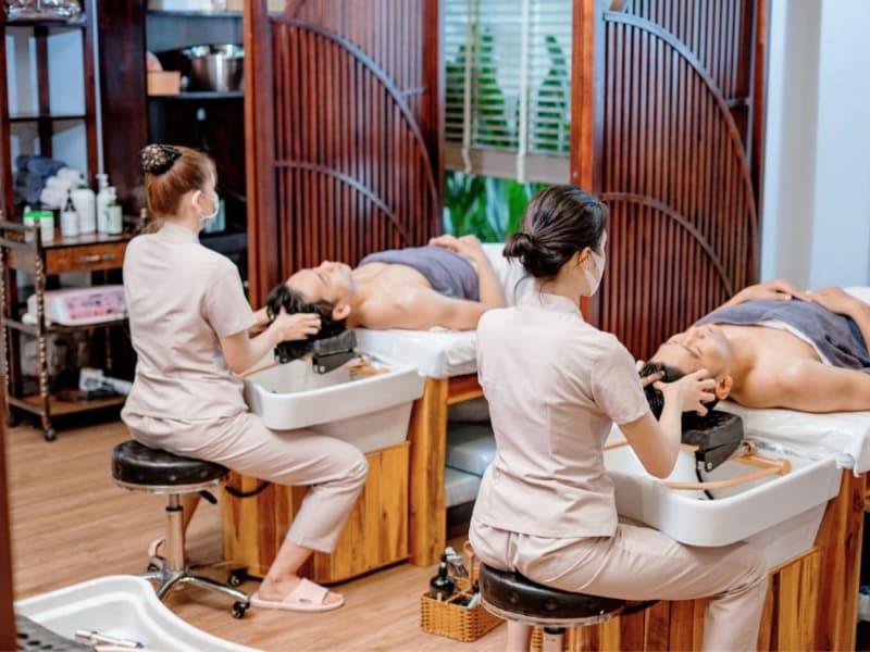 Đến Winston sử dụng dịch vụ gội đầu thảo dược dưỡng sinh