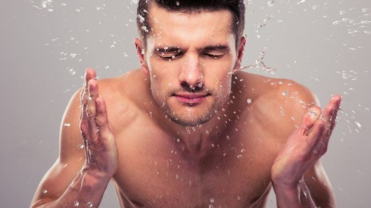 Đừng bỏ qua việc làm sạch da mặt kỹ càng mỗi ngày