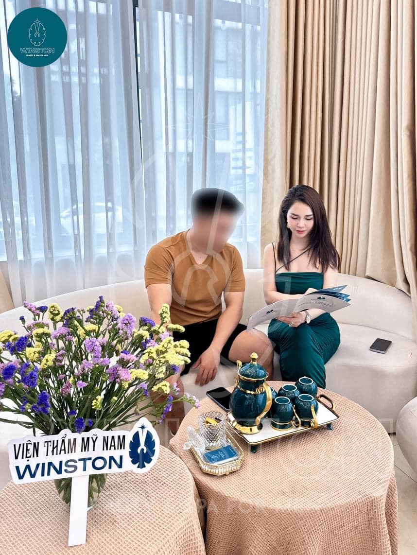Khách hàng đến tư vấn spa mày tại thẩm mỹ nam Winston Hải Phòng