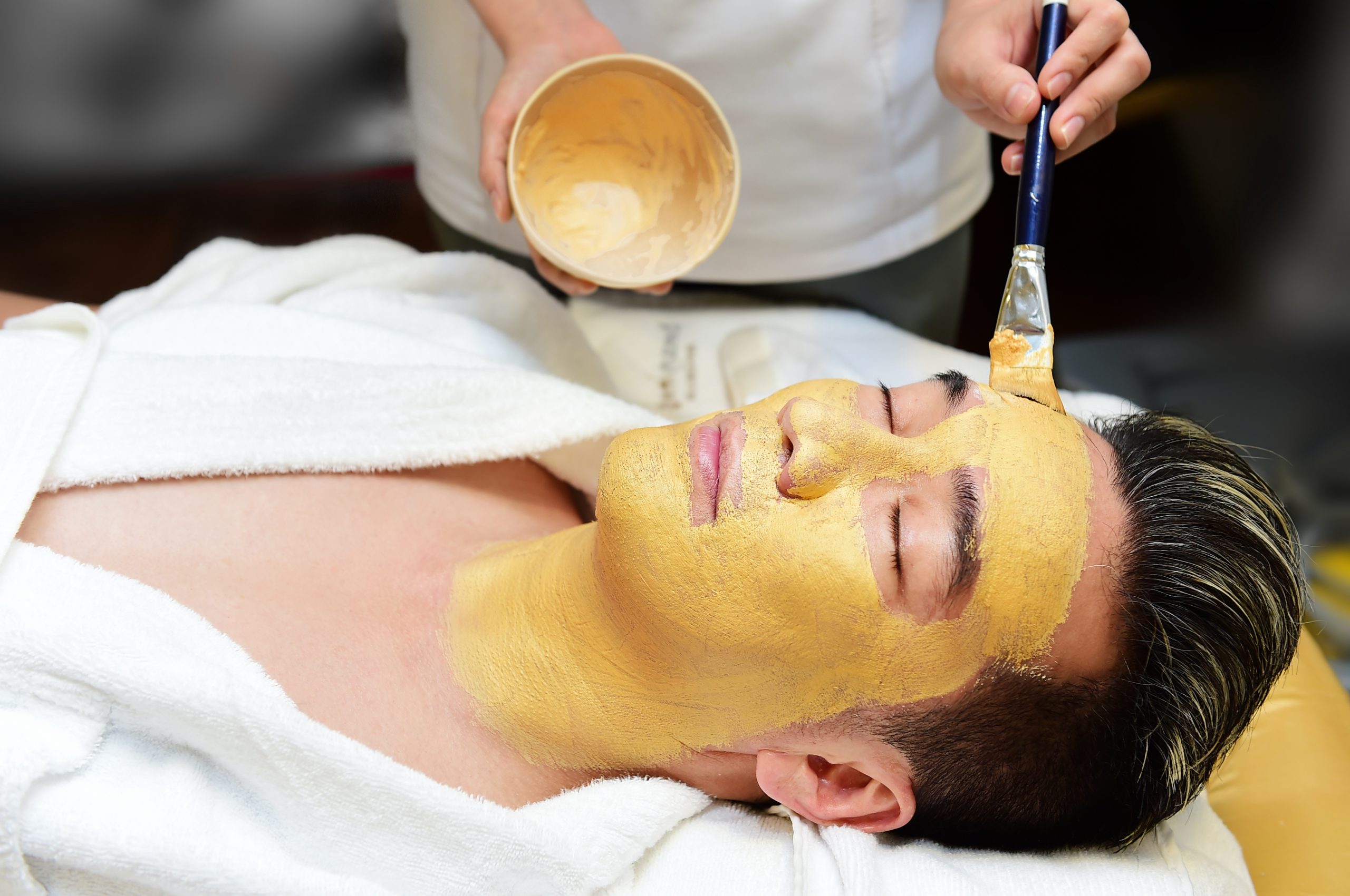 phương pháp chăm sóc da bằng vàng 24K đã và đang nhận được sự tin tưởng nhờ hiệu quả phục hồi vượt trội và trải nghiệm dịch vụ đẳng cấp, xứng tầm phái mạnh thành đạt.