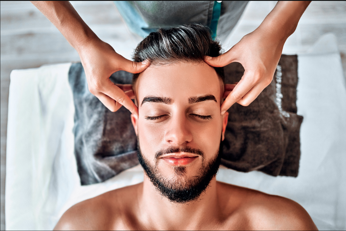 Gội đầu dưỡng sinh là phương pháp chăm sóc da đầu và tóc kết hợp giữa việc làm sạch cùng kỹ thuật massage bấm huyệt dựa trên nguyên lý Đông y.